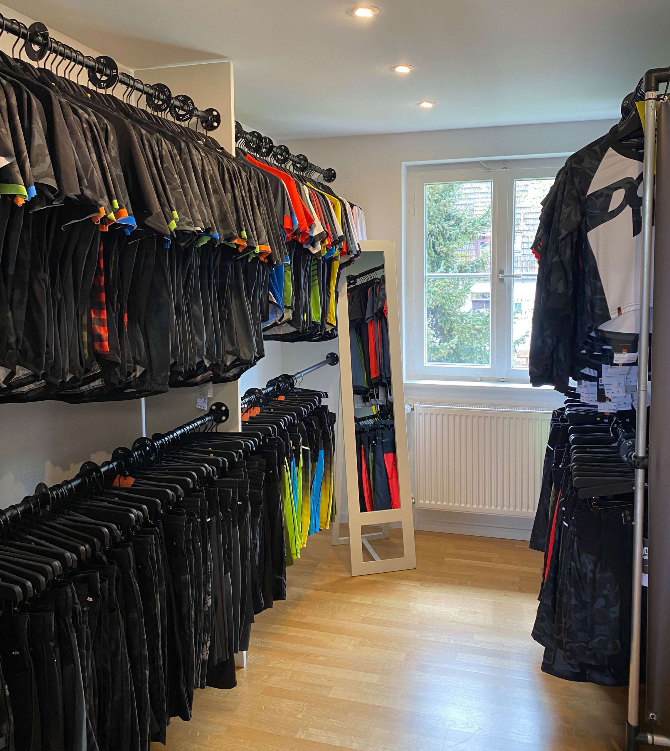DOWE Sportswear Outlet 5.jpg