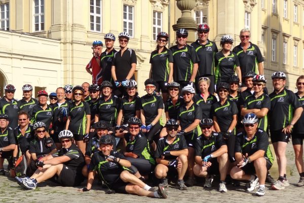 Große Radsport-Gruppe mit Bike-Shirt für MTB- & Freizeitradler