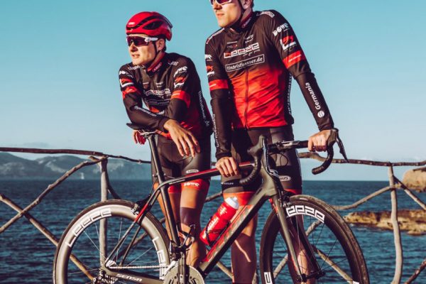 Rennrad-Team von Leeze auf Mallorca - Rote Radler