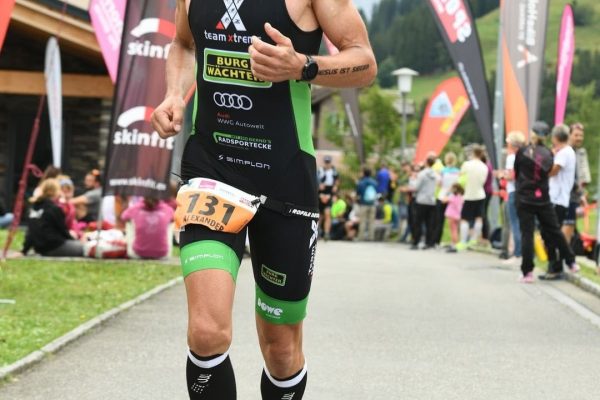 Runner during a triathlon wearing a dowe Tri Speed Suit