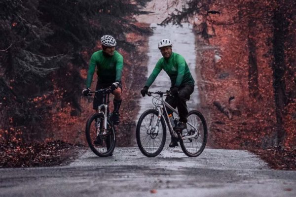 Team Greenbay Cycles fahren im Wald Fahrrad im BasicForm Langarm-Trikot von DOWE