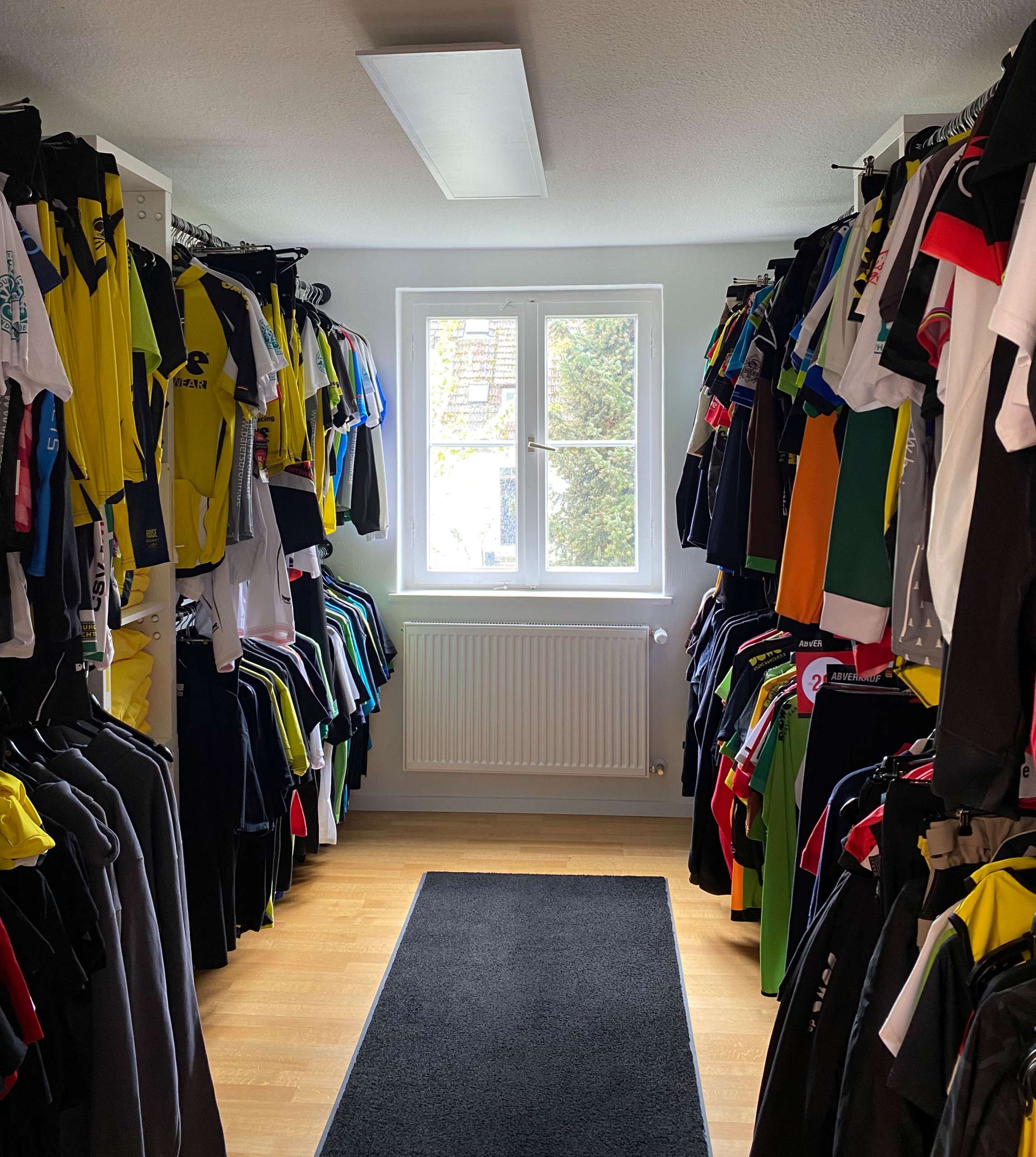 DOWE Sportswear Outlet 2.jpg