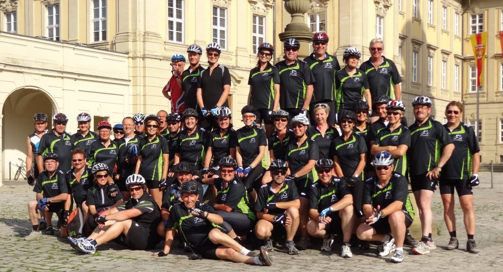 Große Radsport-Gruppe mit Bike-Shirt für MTB- & Freizeitradler