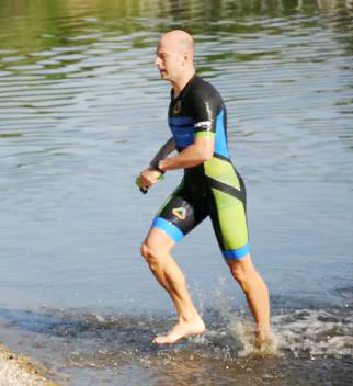 Ein Athlet mit DOWE ProSeries Aero Tri-Suit verlässt das Wasser