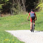 Mountainbiker mit DOWE Sportswear MTB/Enduro Bikeshort "Passion Red" im Grünen