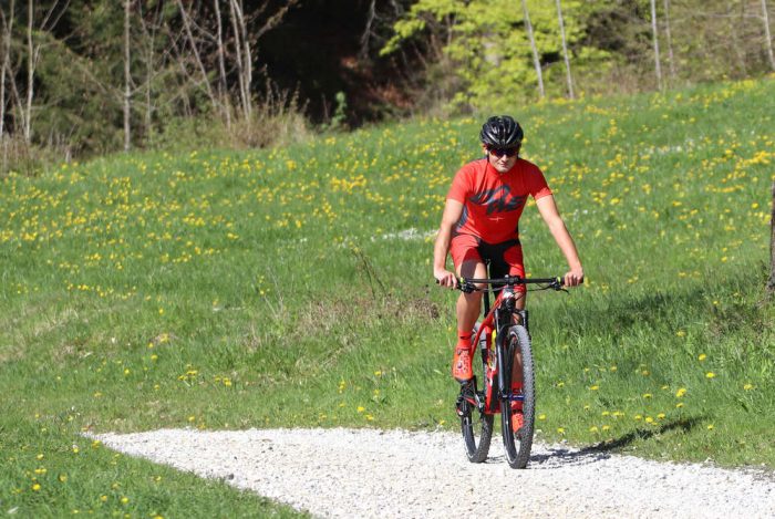 Mountainbiker mit DOWE Sportswear MTB/Enduro Bikeshort "Passion Red"
