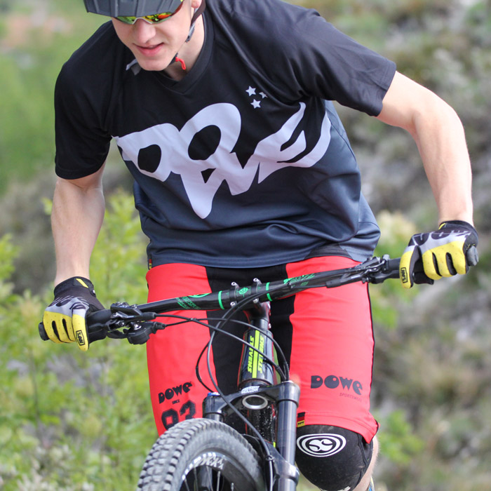 Mountainbiker mit DOWE MTB/Enduro Bikeshort "Fire"