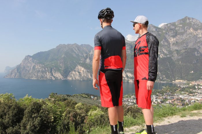 Two Models with DOWE Sportswear - one of them wearing a MTB / Enduro Long-Sleeve Jersey „Fire“