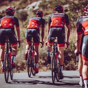 Rennrad-Team Leeze fährt auf Mallorca in roten Trikots von DOWE Sportswear
