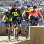 Vier männliche Mountainbiker mit DOWE Enduro Shorts und Jerseys