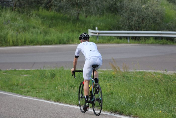 Road Biker mit Dowe Sportswear Trägerhose Ultra II in weiß
