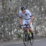 Rennrad-Fahrer mit DOWE Road Ultimate Jersey in weiß