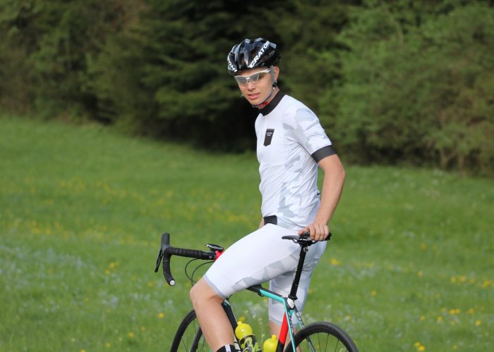 Rennrad-Fahrer mit Dowe Sportswear Trägerhose Ultra II in weiß