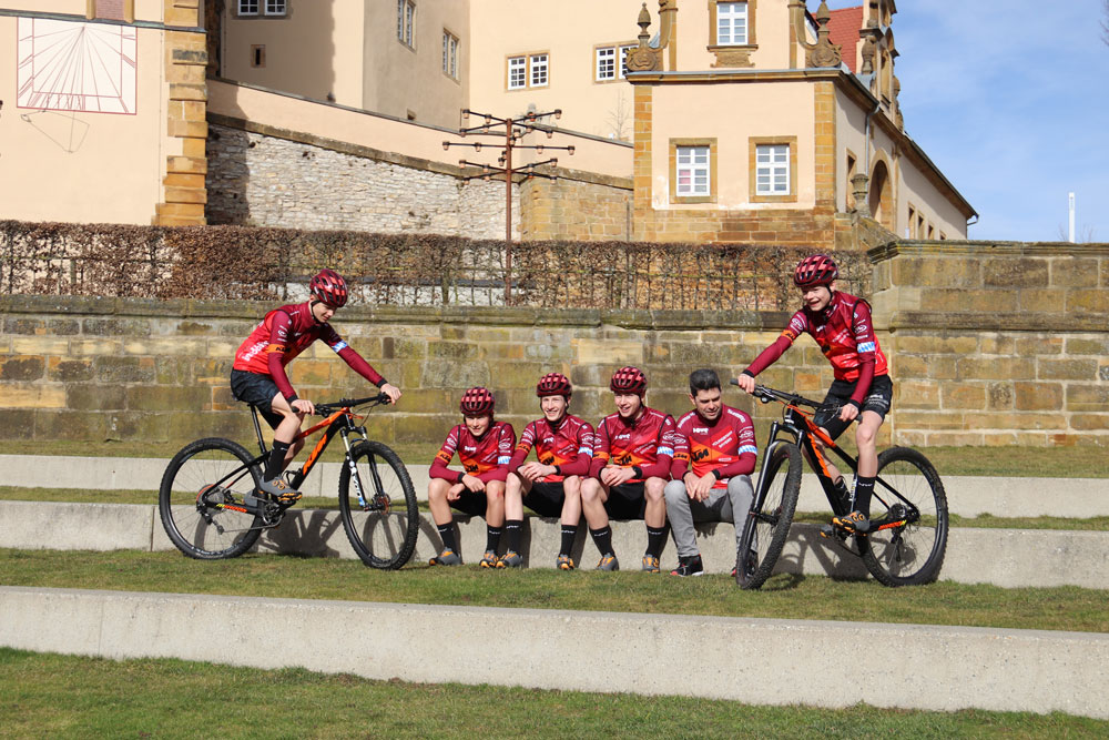 Team KTM Youngsters aus Bayern auf der Kapfenburg in Lauchheim - mit Trikots und Hosen von DOWE Sportswear