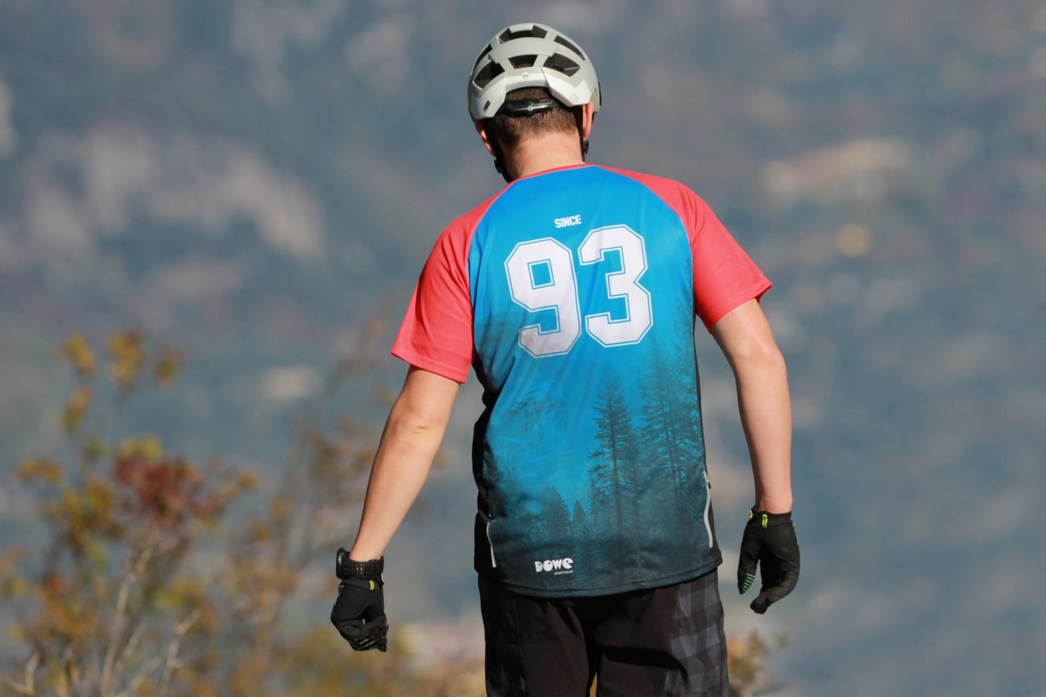 Mountainbiker mit DOWE Sportswear Jersey