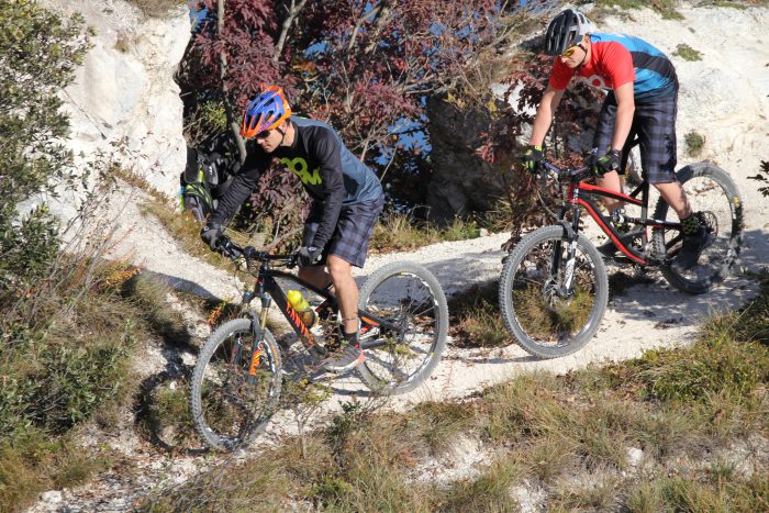 Zwei Radfahrer mit Mountain-Bikes, bekleidet mit DOWE Sportswear Kleidung