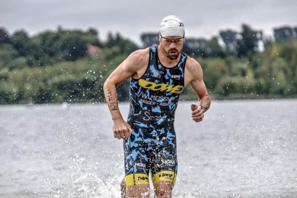 Runner during a triathlon wearing a dowe Tri Speed Suit