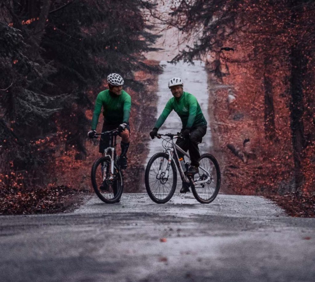 Team Greenbay Cycles fahren im Wald Fahrrad im BasicForm Langarm-Trikot von DOWE