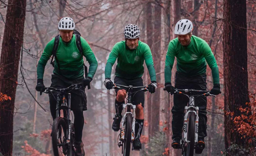 Drei Mountainbiker mit Basicform Langarm Trikot von DOWE