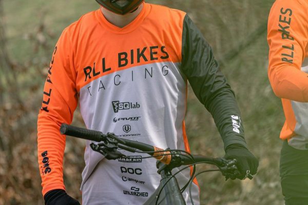 Mountainbiker from RLL Bikes wearing a DOWE Gravity Jersey