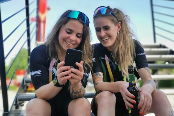 Zwei junge Damen vom Rennteam Raceclits in ihrer Radsportbekleidung von DOWE Sportswear