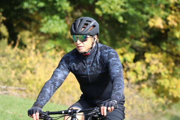 Radler im Herbst mit DOWE Thermo Langarmtrikot "camo"