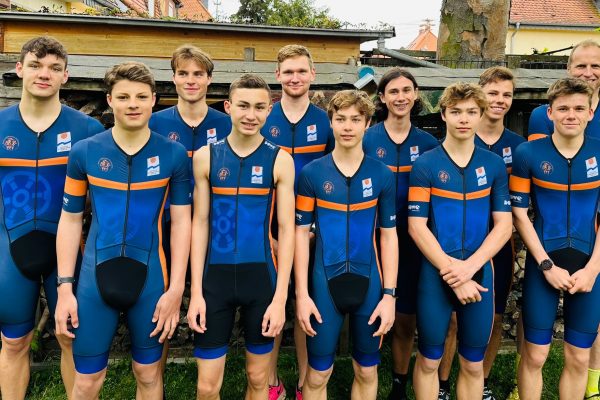 Das Triathlon-Team von Hoechster Schwimmverein in ihren blauen Aero Trisuits. Ca 12 Herren stramm posierend.