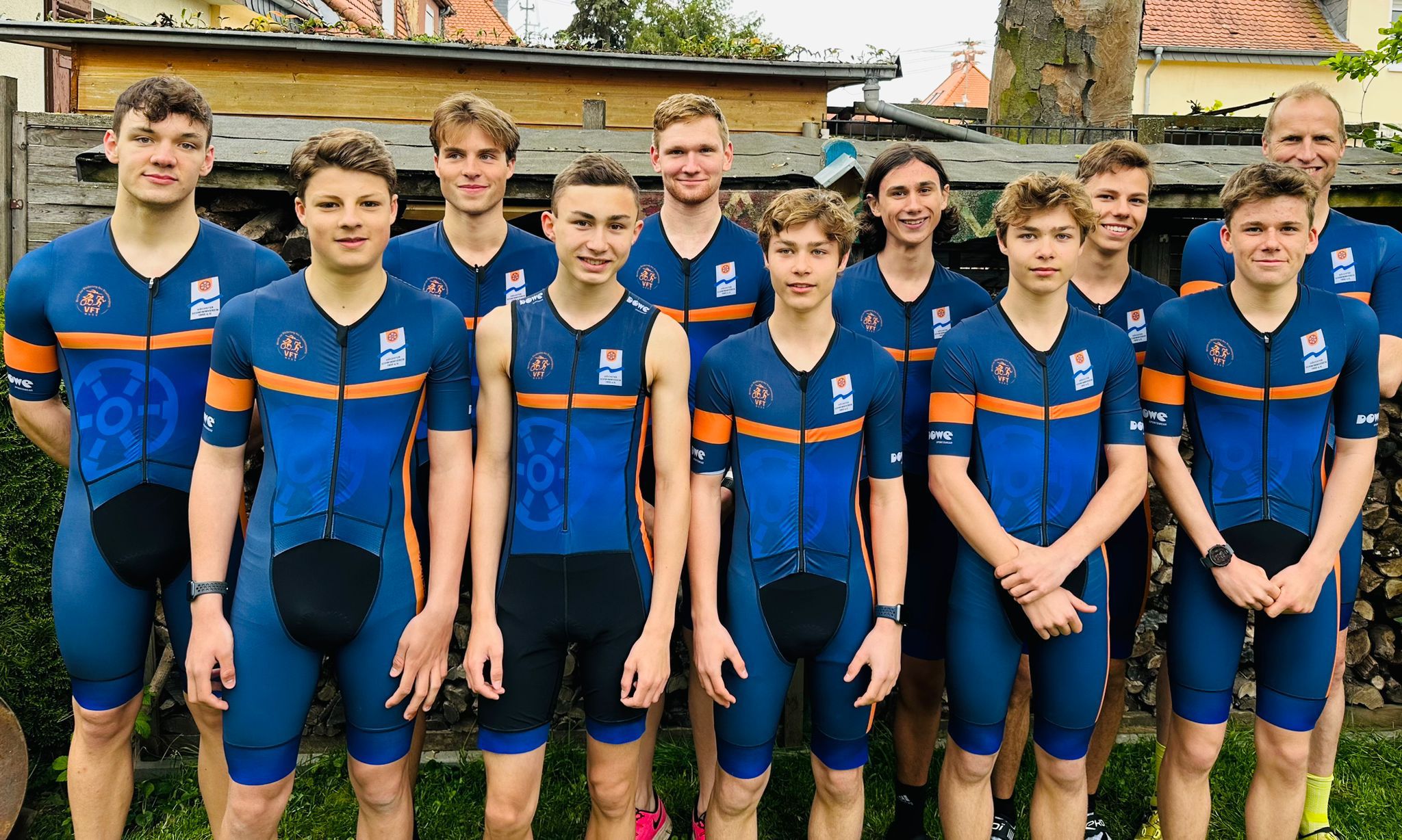 Das Triathlon-Team von Hoechster Schwimmverein in ihren blauen Aero Trisuits. Ca 12 Herren stramm posierend.
