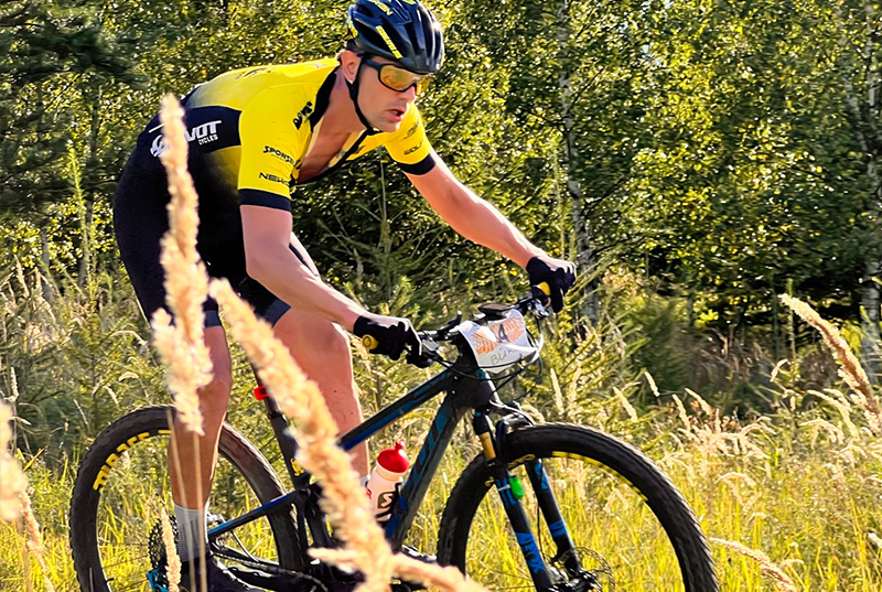 Mountainbiker mit gelbem Trikot von DOWE Sportswear
