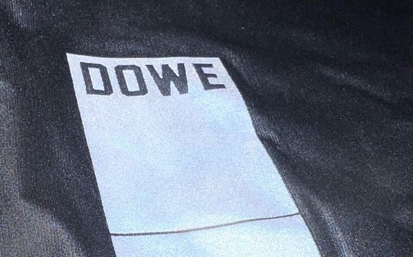 Ein Label "DOWE" auf der Regenjacke