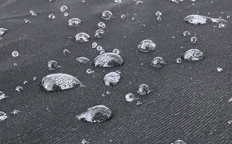 Wasserperlen auf der Oberfläche der DOWE Regenjacke