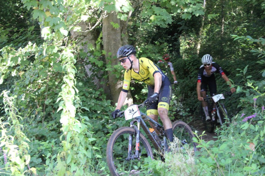 dowe-simplon-marathon-dm-radfahrer-im-wald