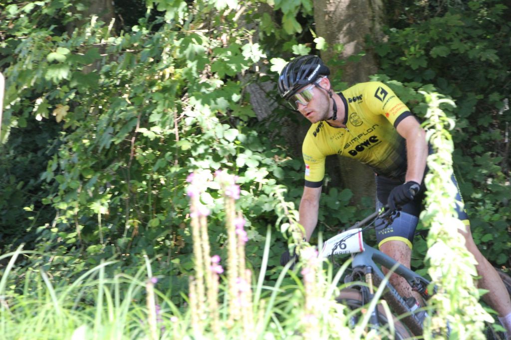 dowe-simplon-marathon-dm-radfahrer-im-wald-2