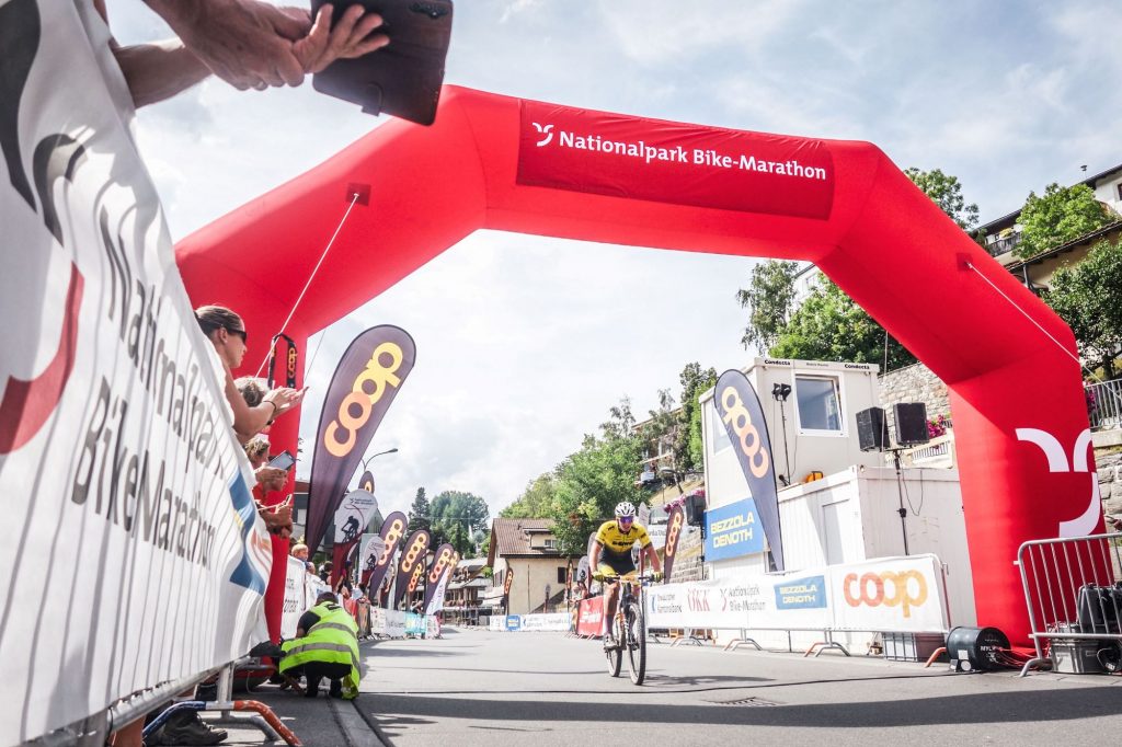 Dowe-sportswear-johannes-keller-Nationalpark-Bike-Marathon-ziellinie