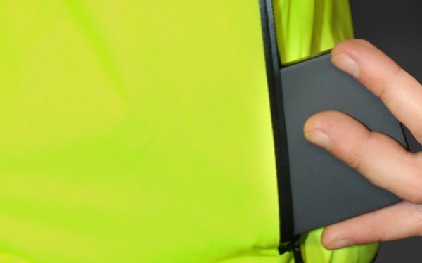 dowe-sportswear-black-fluo-regenjacke-rueckentasche