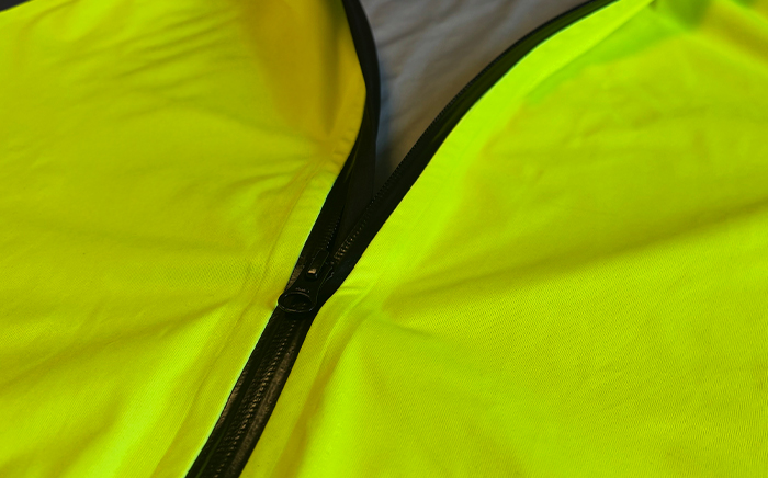 dowe-sportswear-fluo-regenjacke-versiegelte-naehte