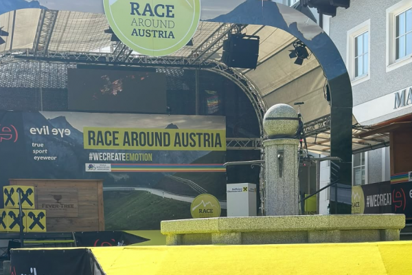 dowe-sportswear-falko-kunz-race-arround-austria-bühne