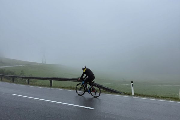 dowe-sportswear-falko-kunze-race-around-austria-2025-nebel